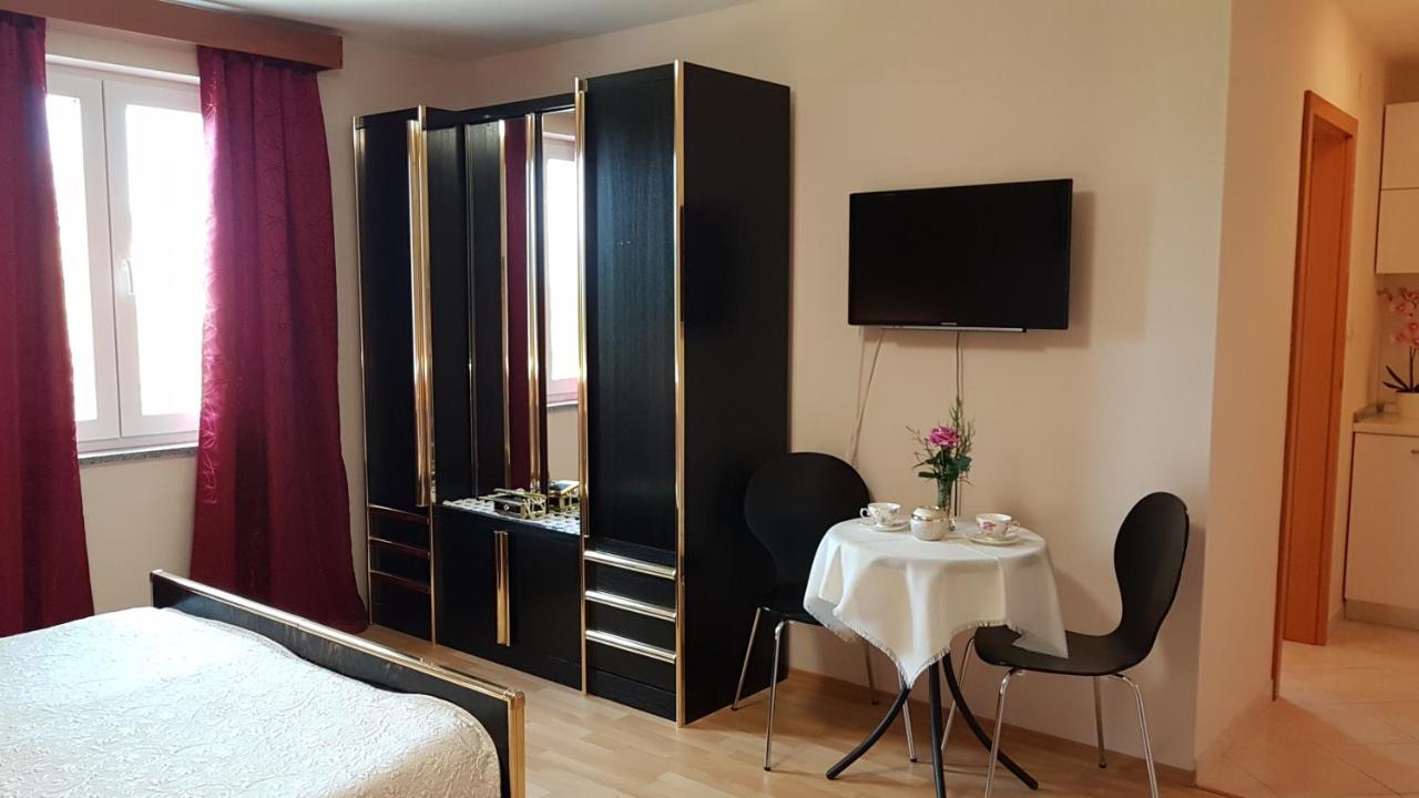 Apartmani Diva Малинска Екстериор снимка