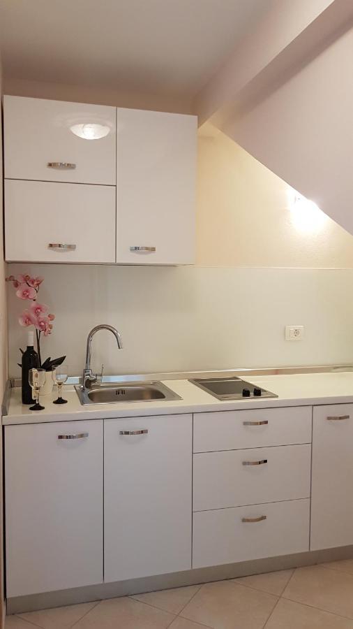 Apartmani Diva Малинска Екстериор снимка