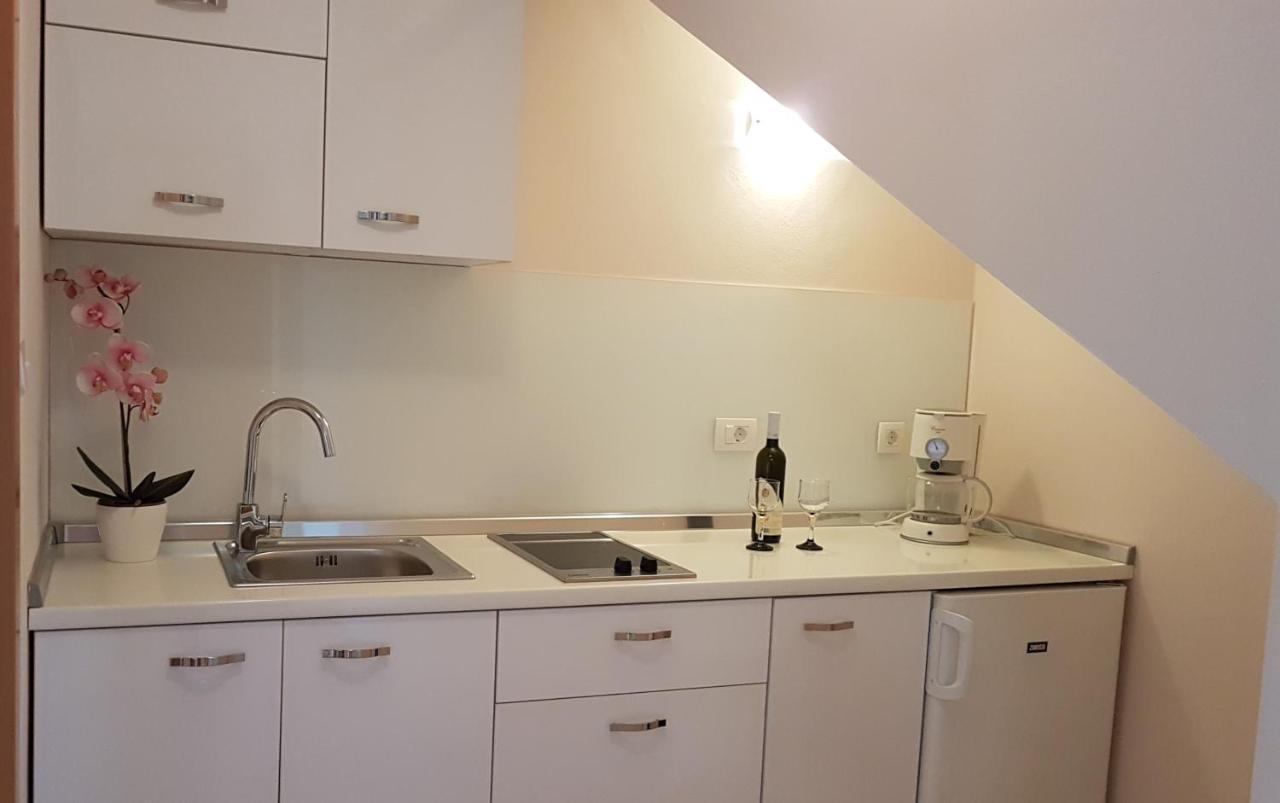 Apartmani Diva Малинска Екстериор снимка