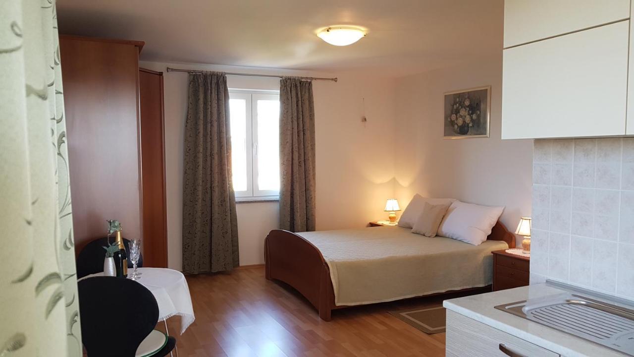 Apartmani Diva Малинска Екстериор снимка