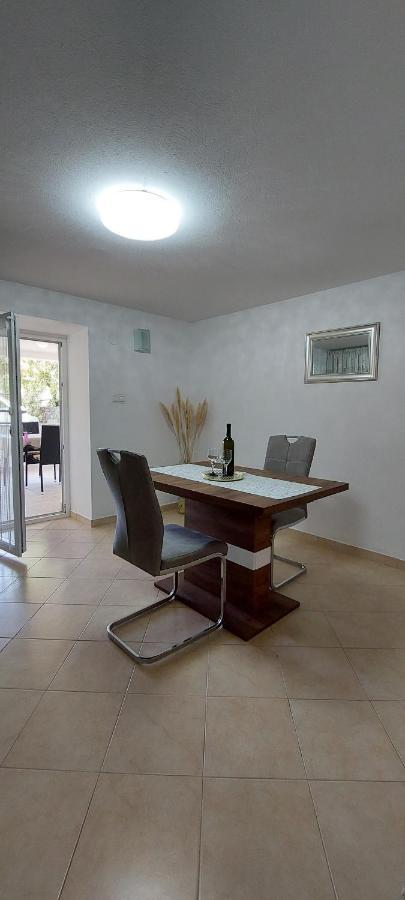 Apartmani Diva Малинска Екстериор снимка