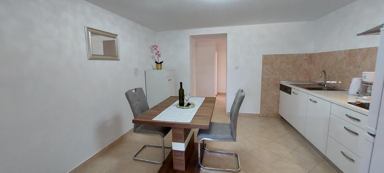 Apartmani Diva Малинска Екстериор снимка