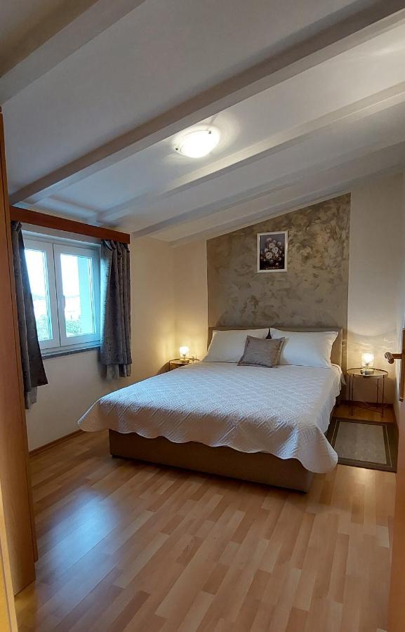Apartmani Diva Малинска Екстериор снимка